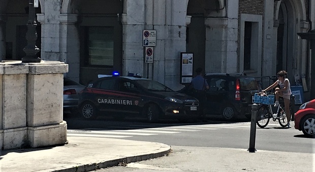 Auto si infila sotto ai portici, attimi di paura in centro a Senigallia - Corriere Adriatico