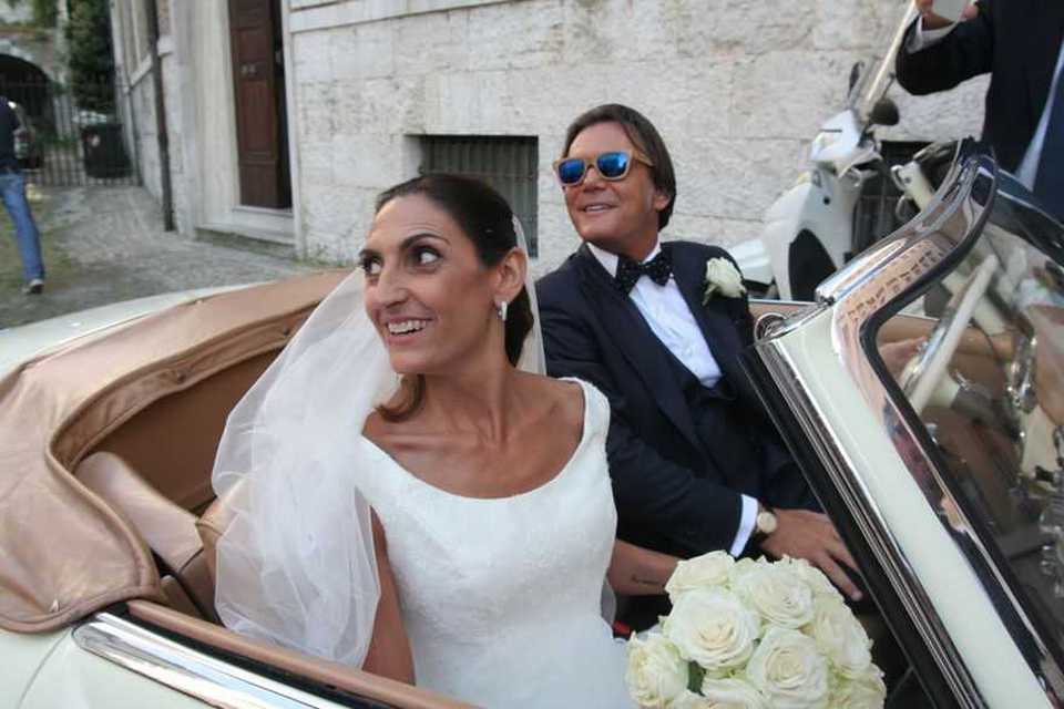 Antonella e Paolo felicemente sposi a bordo della Mercedes di Dalla