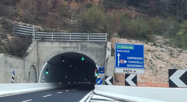 Svincolo chiuso sulla statale: l uscita di Sassoferrato di nuovo sbarrata, bisogna arrivare a Fabriano Ovest