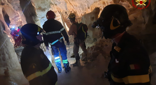 L'intervento dei vigili del fuoco all'interno delle Grotte di Frasassi