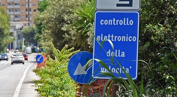 Transita a Bolognola a 38 km/orari dovrà pagare una multa da 52 euro. Lo sfogo sui social: «Tanto vale scrivere di scendere e attraversare a spinta»
