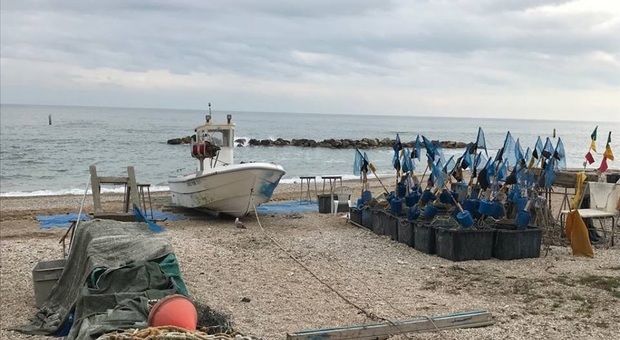 Porto Recanati, la barca si ribalta tra gli scogli: pescatori salvati dai colleghi