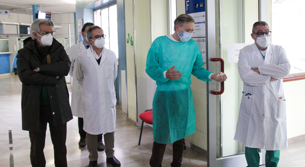 Due operatori sanitari su dieci rifiutano di vaccinarsi, in allarme i dirigenti dell'ospedale Murri