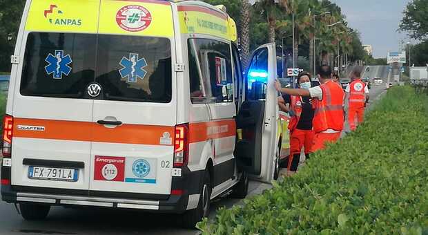Cade con lo scooter, paura per una commerciante a Porto Sant'Elpidio: soccorsa dall'eliambulanza