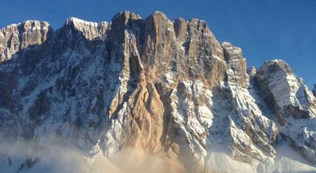 L'amica è stanca e loro la lasciano sola sul Monte Civetta a 3.000 metri di altitudine: «Ci vediamo giù»