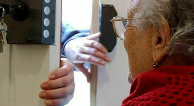 Como, a 91 anni avvisa la polizia e sventa una truffa da 9mila euro: fermata una donna