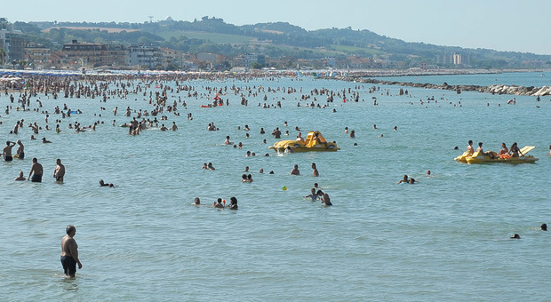 La spiaggia civitanovese affollata di bagnanti