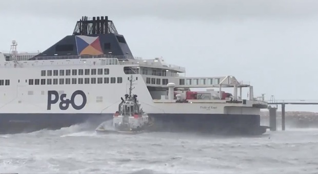 Calais, vento fortissimo e mare in tempesta: incidente per un traghetto con 316 persone a bordo