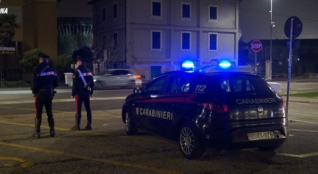 Falconara, il loro scooter non ha l'assicurazione e insultano i carabinieri: due ragazzi denunciati