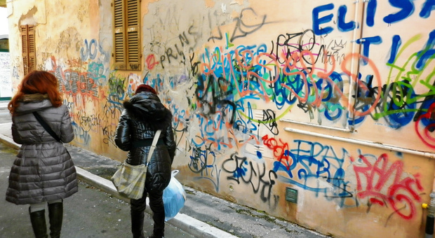 Muri imbrattati in centro, due giovani writers incastrati dalle telecamere. Multa fino a mille euro