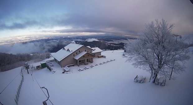 Weekend con i fiocchi: neve in arrivo, freddo record. Le ultime previsioni meteo sulle Marche. Nella foto il rifugio Corsini sul Monte Nerone