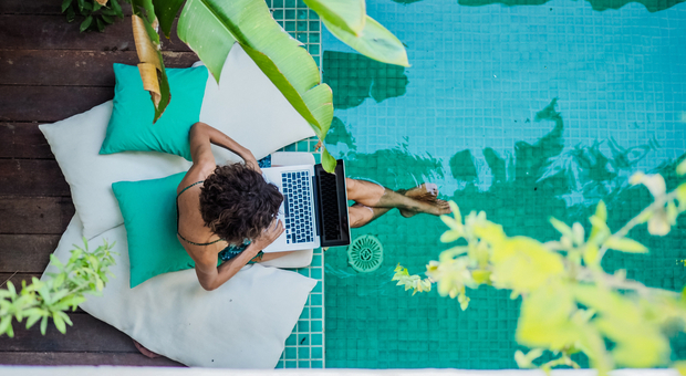 Smart working a bordo piscina (foto Shutterstock)