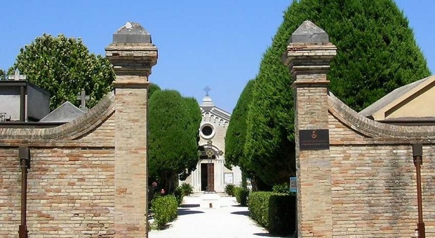 Ladra spietata al cimitero di Castelfidardo: rubati fiori, vasi, addobbi natalizi e ricordi dei defunti