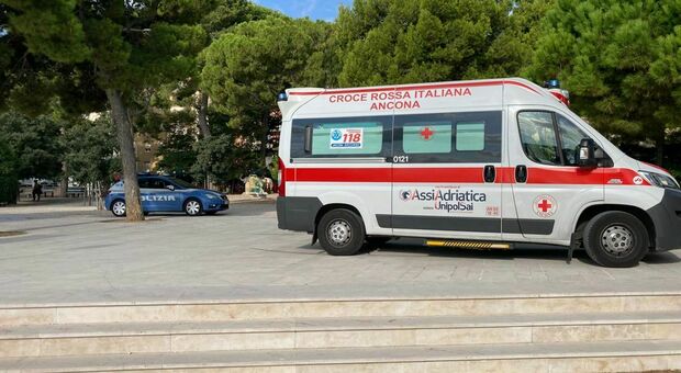 L'ambulanza della Croce Rossa e la polizia stamattina al Passetto