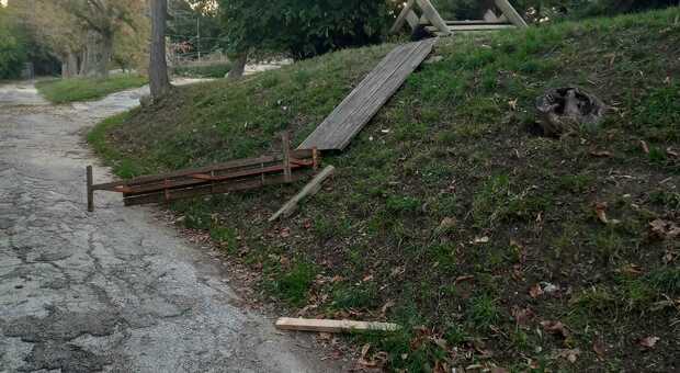 Ad Ancona i vandali non si fermano più: devastati gli arredi del Parco della Lunetta