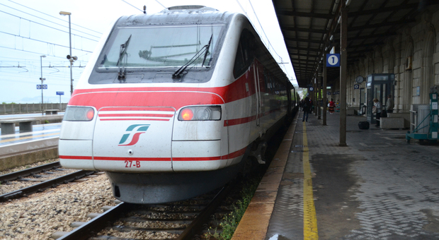 Il treno che collega Ancona con Roma alla stazione di Falconara