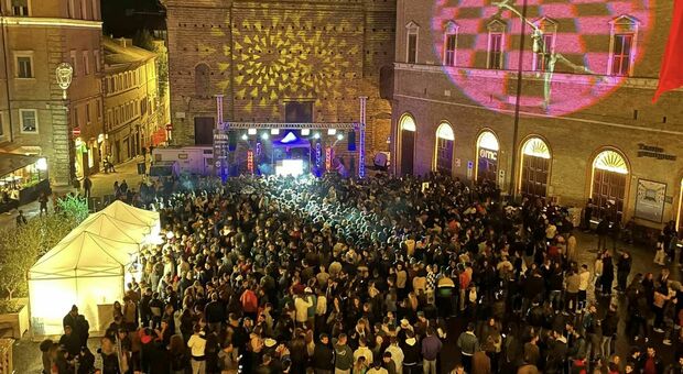 La pioggia non guasta la serata: promossa la Music Fest dei commercianti di Macerata. «Successo totale»