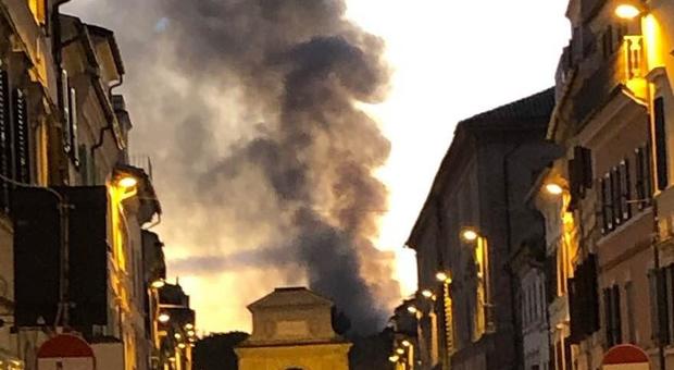 Nube di fumo nero sulla città: incendio doloso nell'ex magazzino della Pieralisi