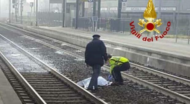Attraversa i binari con le cuffiette, 22enne muore travolta dal treno