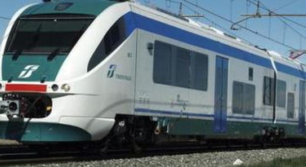 Potenza Picena, sassate sul treno in corsa: paura tra i passeggeri