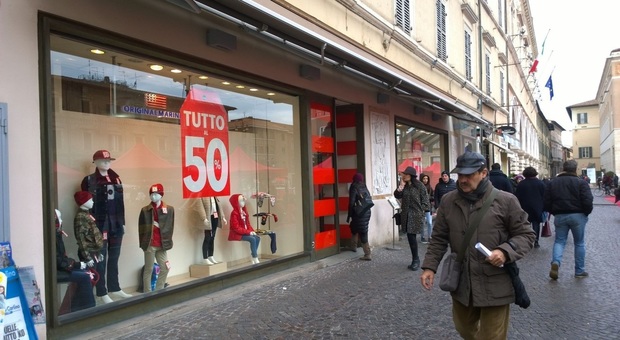 Pesaro, saldi: multe a 3 commercianti ma ci sono i furbetti anche tra i clienti