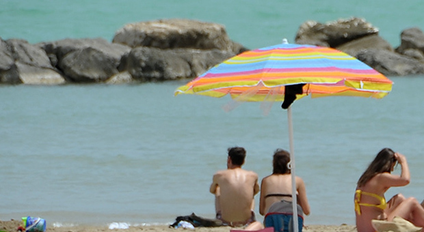 San Benedetto, il posto al sole si prenota: assalto alle spiagge libere con pochi clic su internet
