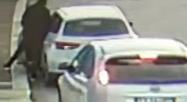 Ladri fulminei in pieno giorno: l'auto parcheggiata in strada sparisce in 4 minuti, le immagini fanno il giro del web