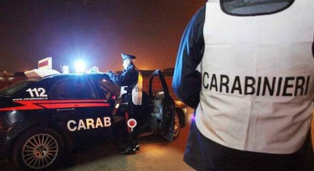 Ubriaco insulta prima i clienti e poi i carabinieri: arrestato, patteggia e torna subito libero