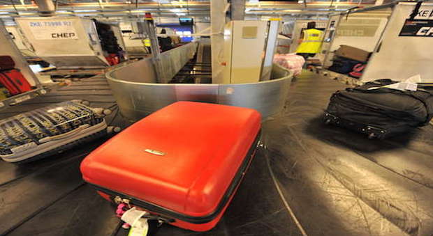 Bagagli in aeroporto, ecco come far arrivare prima la valigia ai nastri