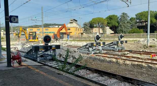 Binari nuovi alla stazione ferroviaria di Ascoli. I treni continuano a viaggiare durante i lavori