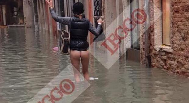 Maltempo, l'acqua alta mette Venezia in mutande: la foto della ragazza che impazza sul web