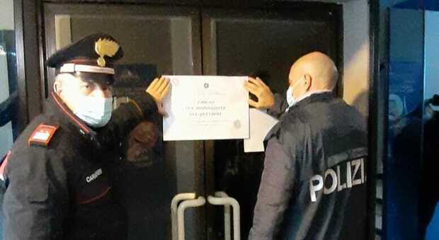 L esecuzione del provvedimento di chiusura temporanea da parte di carabinieri e polizia