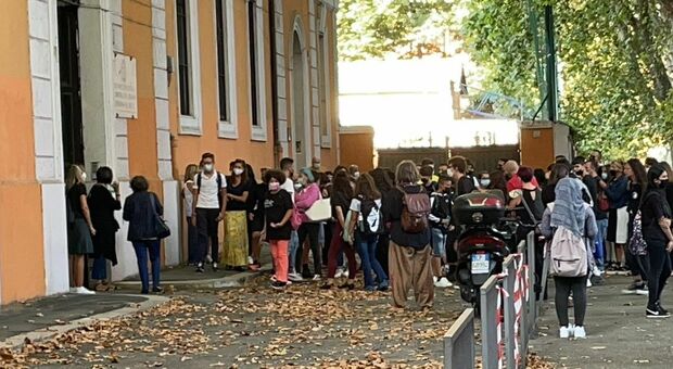 Green pass a scuola, caos controlli a Roma: negli asili lezioni all aperto