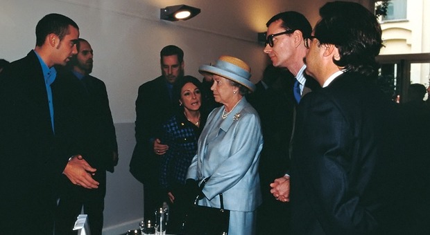 A sinistra Mirko Ginepro mentre parla con la Regina Elisabetta II all Istituto Europeo di Design
