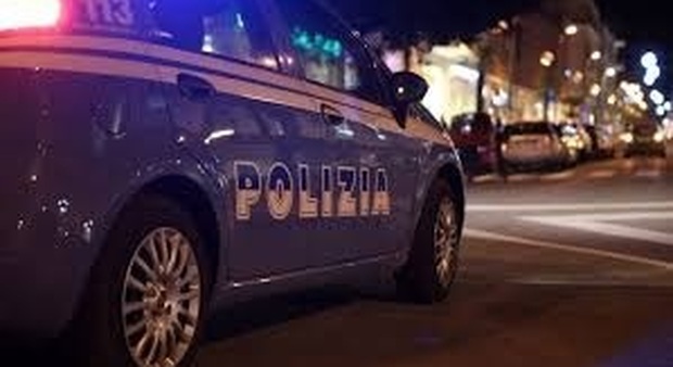 Polizia scopre 40enne con l'hashish e gli controlla anche il locale: norme anti Covid ignorate, giù la serranda
