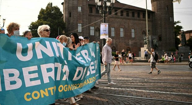 Covid e green pass, manifestazioni nelle città: tensioni a Roma e Pescara