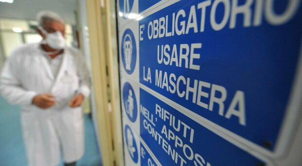 No vax, «sospese le multe per i non vaccinati»: via libera del Mef. I medici ospedalieri: stop mascherine è un rischio