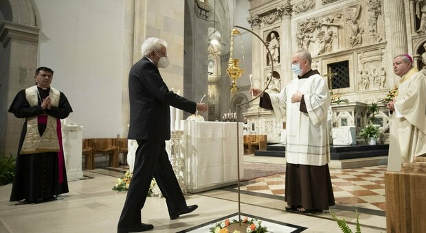 Il presidente della Repubblica Mattarella accende la lampada della preghiera alla Basilica della Santa Casa