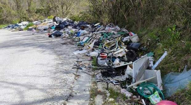 I rifiuti abbandonati a Vallesenzana