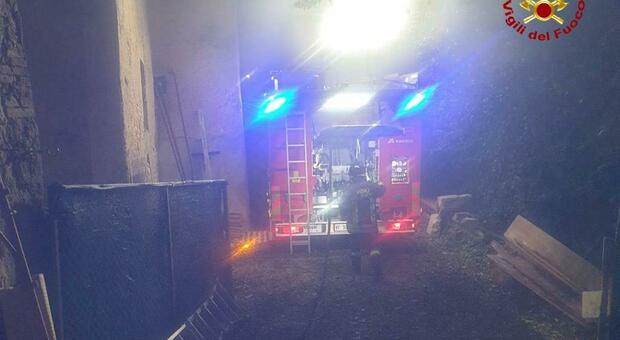 Notte di fuoco a Sassoferrato, l'incendio nella legnaia si estende al casolare: crolla il solaio