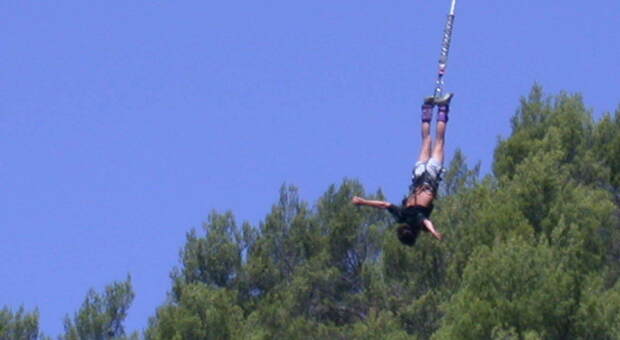 Orrore al "bungee jumping": giovane mamma si lancia nel vuoto ma la corda non è legata: muore davanti agli occhi dei tre figli