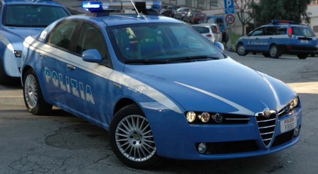 Ancona, «Andatevene da qui o chiamo la polizia», ma lo prendono a sassate