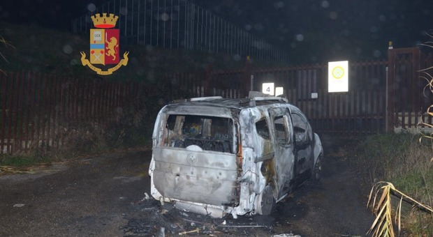 Il van Fiat Qubo dato alla fiamme e completamente distrutto