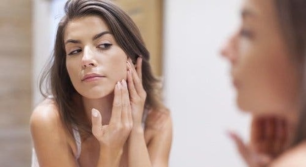Una donna utilizza l'aceto per la pelle del viso