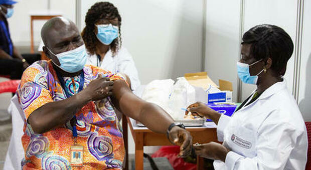 Vaccini, clamoroso in Nigeria: «Distrutte 1 milione di dosi di Astrazeneca». Ecco perché