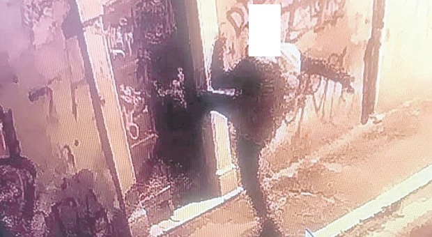 San Benedetto, vandali ubriachi sfondano a calci portone di una casa