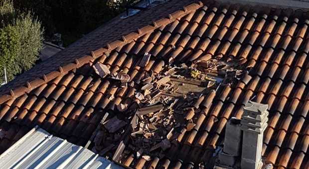 San Benedetto, tettoia crollata per il vento: sette famiglie non possono rientrare nelle loro case