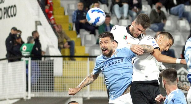 Una pazza Lazio batte 4-3 lo Spezia nel nome del contestato Acerbi