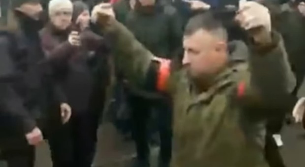 Ucraina, soldato russo cammina con due granate chiedendo la resa, la folla lo insulta: «Vergogna»
