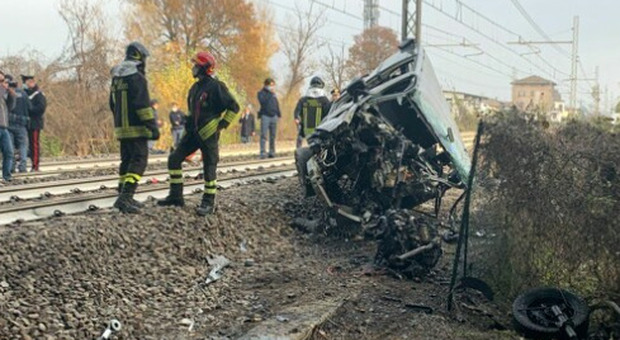 Incidente mortale a Parma, traffico ferroviario bloccato fra Bologna e Piacenza: i treni cancellati, quelli in ritardo e le navette sostitutive